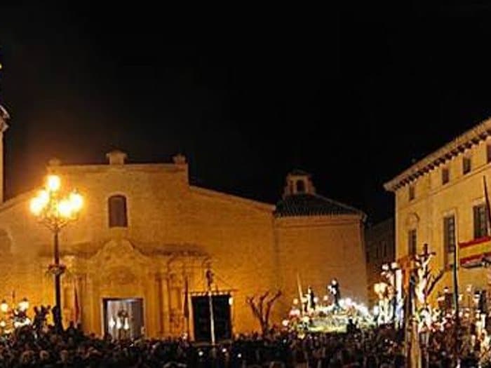 Plaza de la Constitución de Totana con el Ayuntamiento y la iglesia