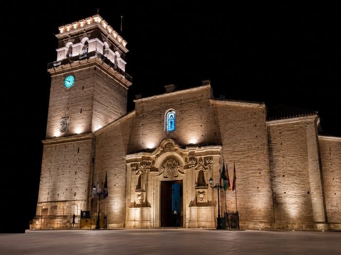 Iglesia de Santiago el Mayor de Totana iluminada