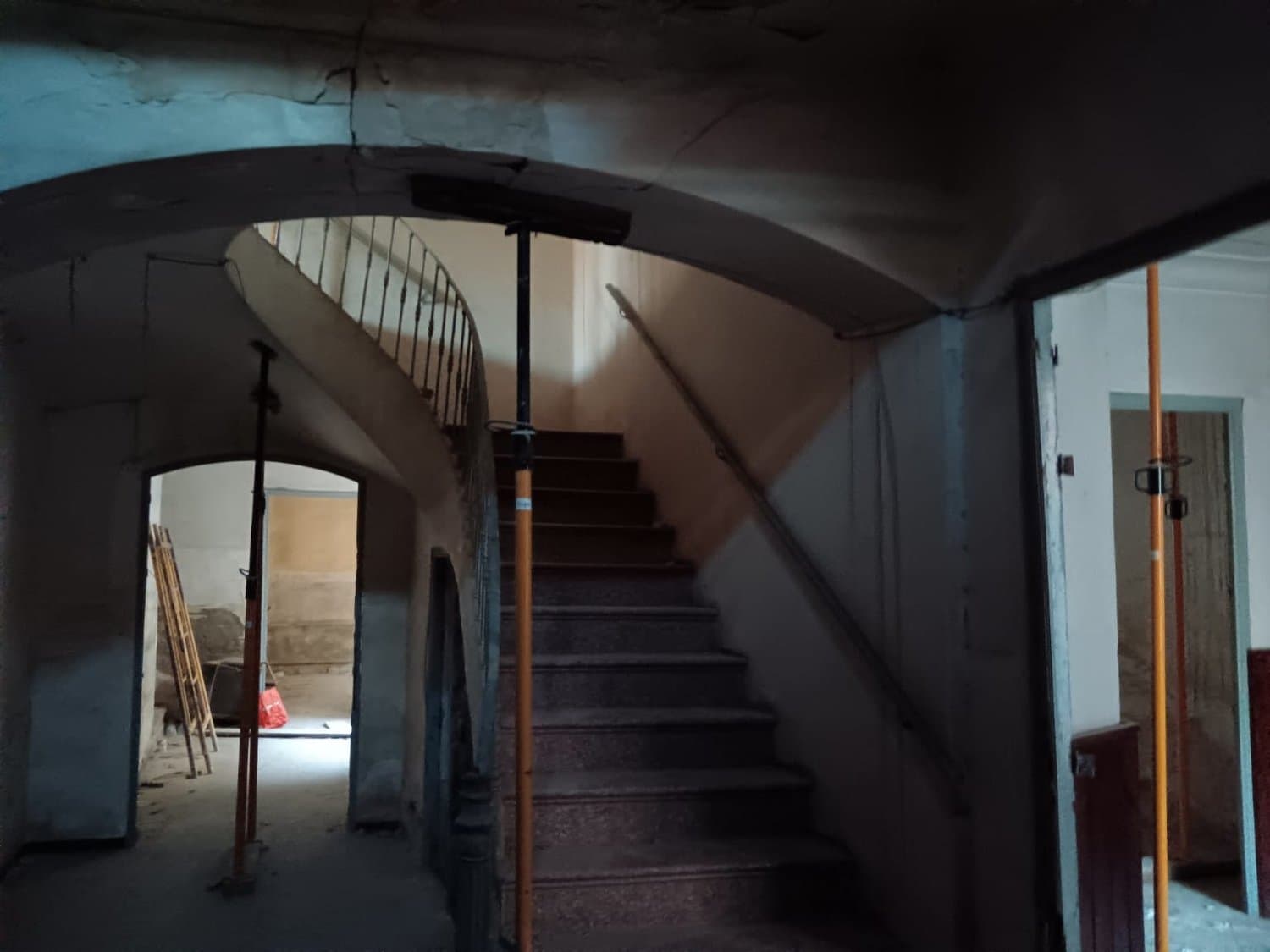 Escalera señorial apuntalada en su estado actual
